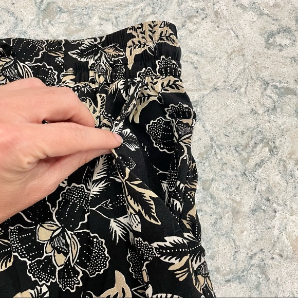 Old Navy Floral Printed Drawstring Shorts - Picture 3 of 6